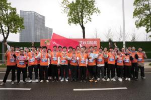 青春接力，向“光”奔跑，華工科技跑團(tuán)燃情2024光谷馬拉松