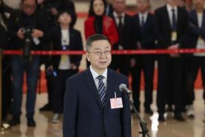 馬新強(qiáng)董事長走上代表通道談“追光之路，久久為功”